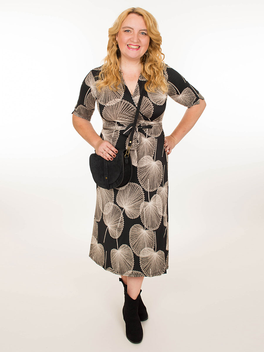 F01403424 Jurk Overslag Jennifer Zwart Model met tas