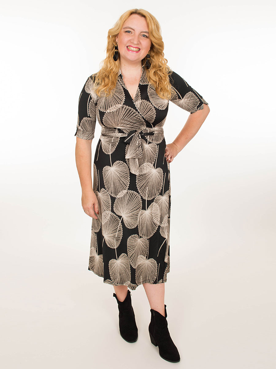 F01403423 Jurk Overslag Jennifer Zwart Model